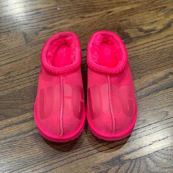 New Ugg Tasman II Scatter Graphic Slipper Shoe Red Kids US Size 4 - Picture 2 of 11